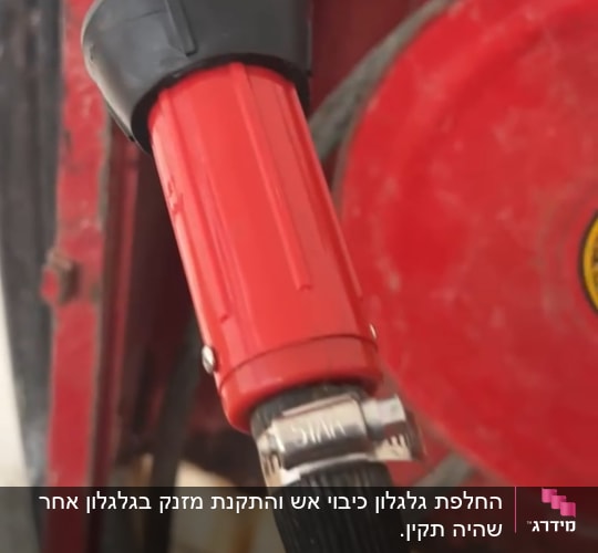 צינור כיבוי אש אדום עם זרבובית שחורה